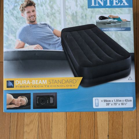 Intex oppblåsbar gjesteseng med innebygget pumpe.