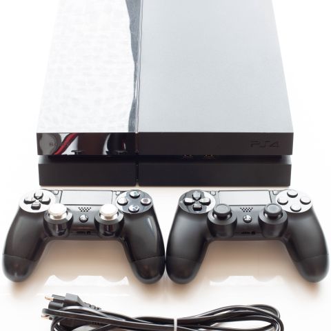 Playstation 4 500GB inkludert to kontrollere, ladestasjon og 13 spill