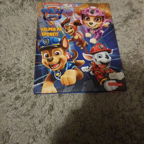 Stor Paw Patrol bok - "Valper på sporet"