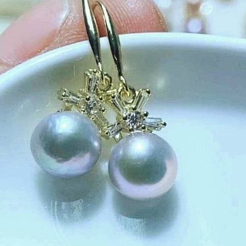 Øredobber med ekte perler og krystaller.