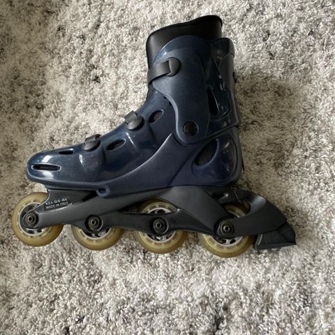 Lite brukte Rollerblades str. 42 med beskyttelses utstyr selges samlet!