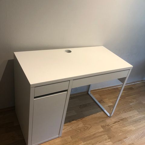 Micke skrivebord fra IKEA