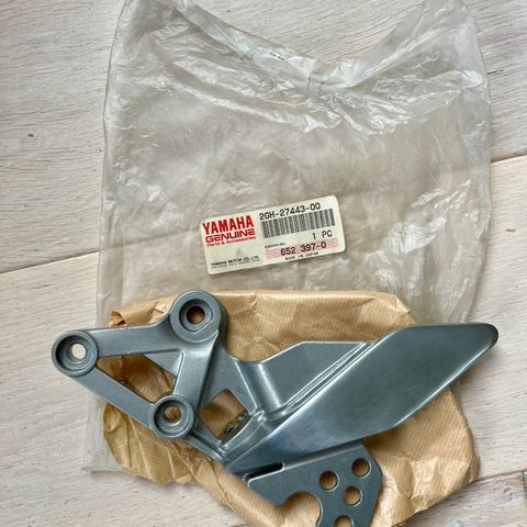 YAMAHA FZR750 FZR1000 87-88 FRONT RIGHT FOOOT PEG BRACKET MOUNT