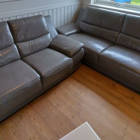 Grå sofagruppe 2+3+stol selges billig