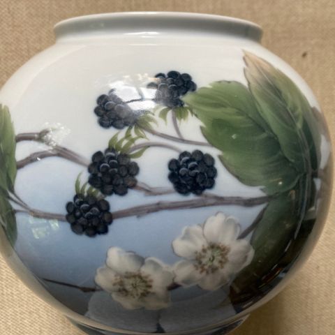 Royal Copenhagen stor vase motiv Bjørnebær m blomst