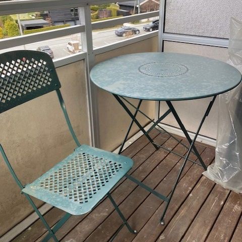 Cafebord med 4 stoler i stål