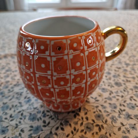 Oliver Bonas orange, hvitt  og gull farget keramikk kopp