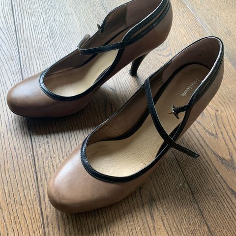 Dame sko, str 40-41, lys brun med svart, hael og remme