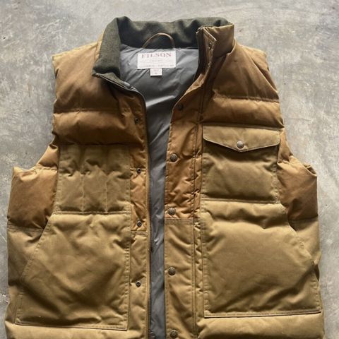 Filson down cruiser vest i farge Dark tan, str Large ønskes kjøpt