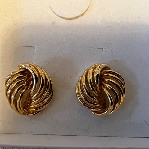 Costume jewelry. VINTAGE. 44-50 år  gammel.. Ikke brukt. I utmerket stand.