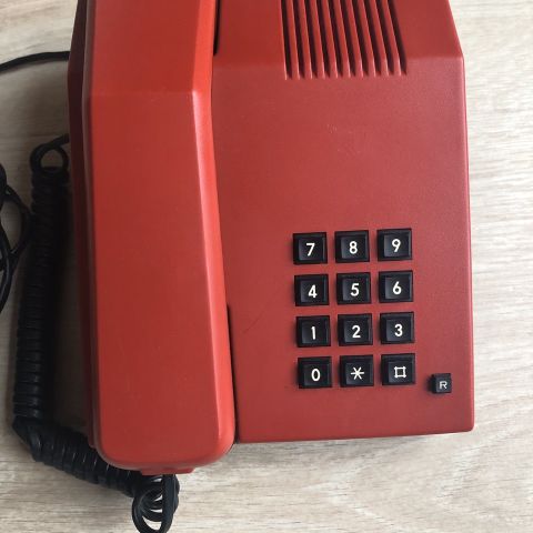 Analog telefon fra 1983 - rød tastafon