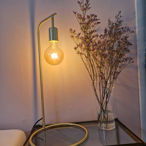 Bordlampe / nattbordslampe i gull