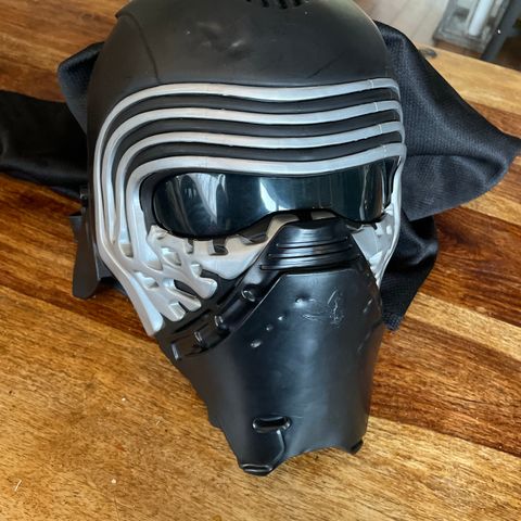 Star Wars Kylo Ren maske med stemmeforvrenger og lyd.