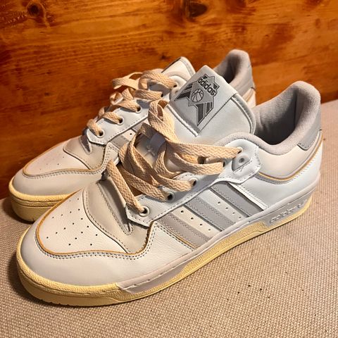 Ubrukte sneakers fra Adidas str 42