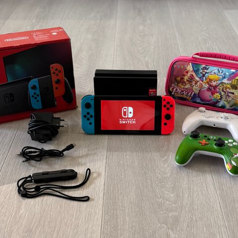 Nintendo Switch med Mario spill + Ekstra kontroller og utstyr selges rimelig