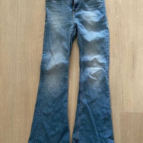 Pakke med jeans og gensere