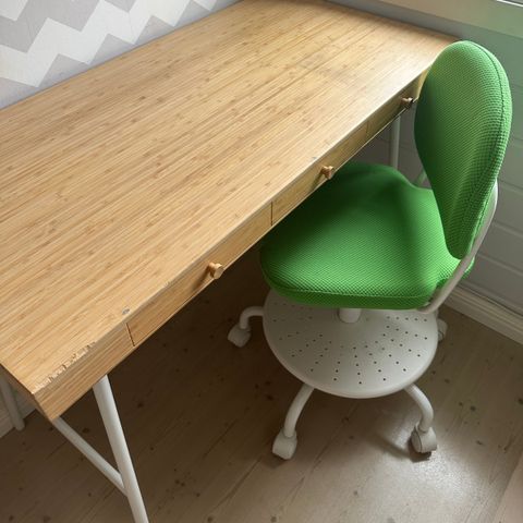 Ikea skrivebord og arbeidsstol