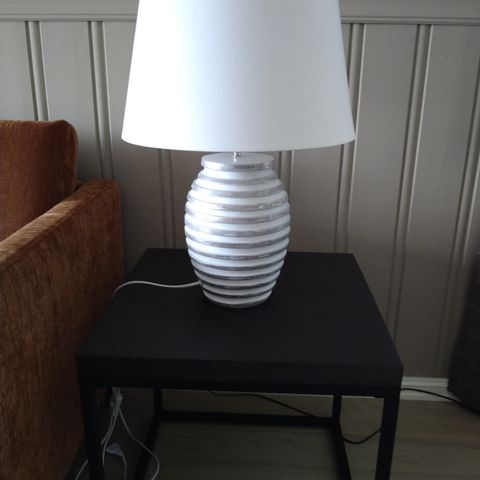 Flott bordlampe selges