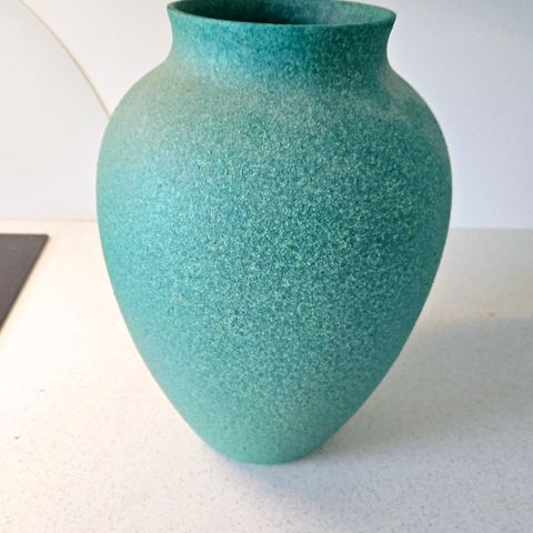 Frisk keramikk vase fra Illums Bolighus. Knabstrub.