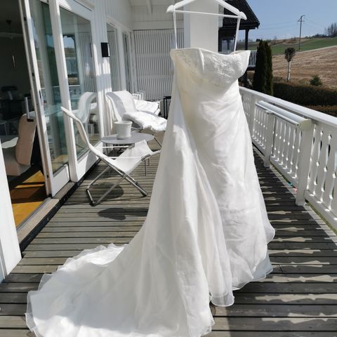 Nydelig brudekjole med slep XL-XXL fra AGAPE