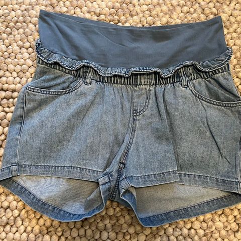 To gravid shorts fra H&M