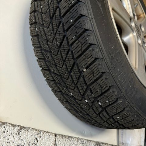 Lite brukt, gode vinterdekk med felger | 8mm mønsterdybde igjen | 195/65R15 95T