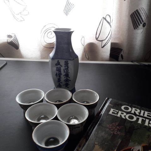 Vintage. Sjeldent komplett sett med magiske japanske sake-glass.