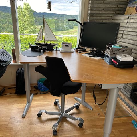 hjørne skrivebord /Corner desk