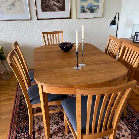 Spisebord med 6 stoler og klaff