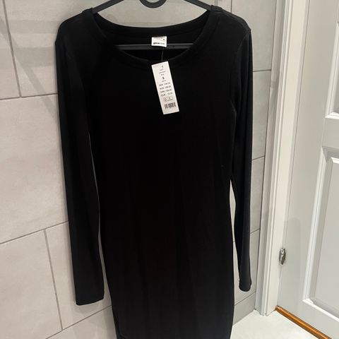 NY svart kjole fra Gina tricot strl S