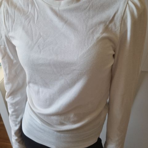 Basisplagg - hvit genser med ribbestrikk