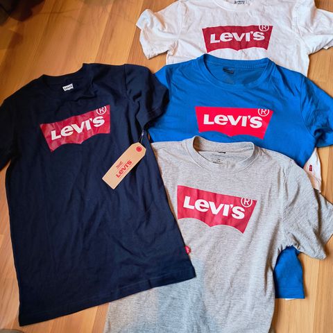 4 Levis t skjorter , veldig pent brukt,en helt ny