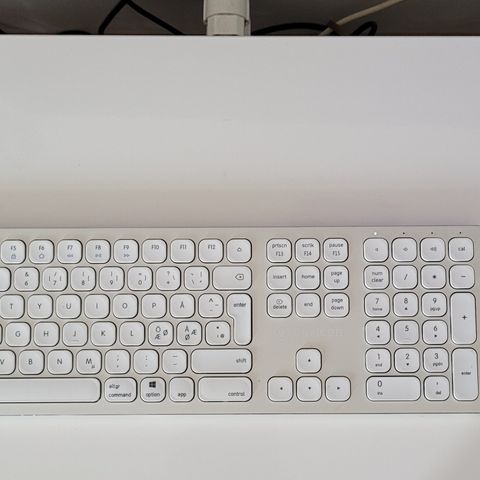 Lekkert trådløs bluetooth  tastatur fra Voxicon og bluetooth Logitech mus selges