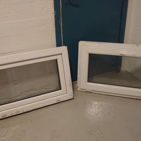 2 bunnhengslede PVC vinduer størrelse 91x56