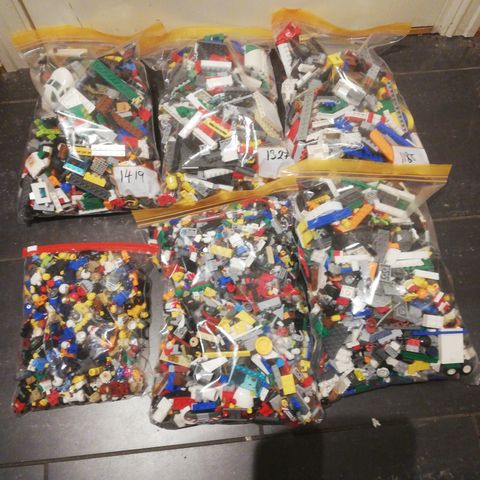 7 kg Lego og ca 100 Lego figurer. Kr 1500