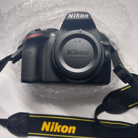 Nikon 3200 med to objektiver.