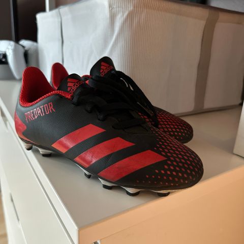 Fotballsko Adidas Str 32