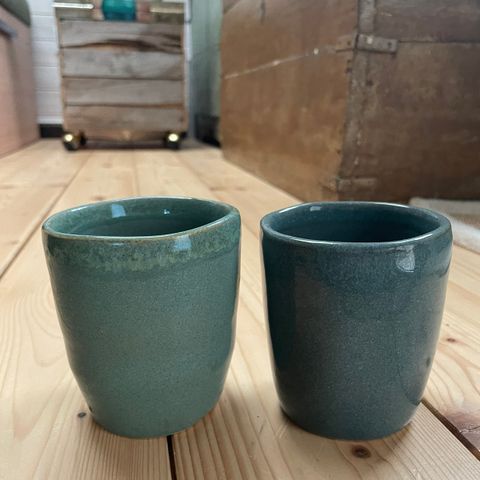 Håndlagde kopper i keramikk