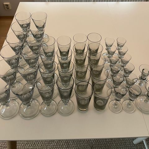42 tangen glass selges samlet ( ca. 95kr/glass + to lysestaker)