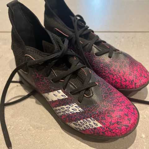 Adidas fotballsko str 32