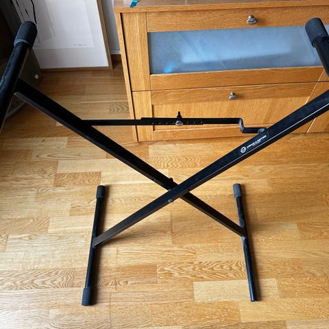 Piano stand