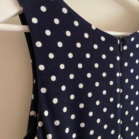 Pen marineblå kjole med hvite prikker str 36 / 38