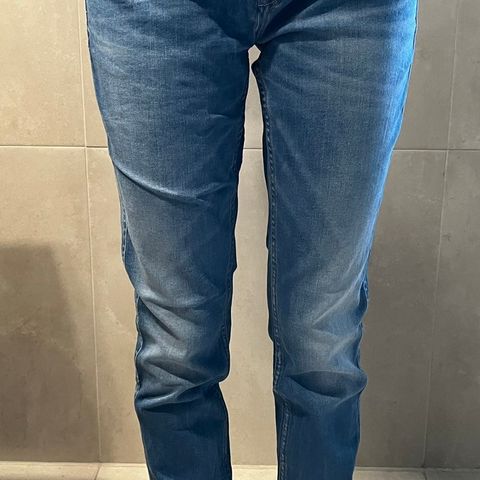 Pent brukte jeans fra Tommy Hilfiger i str. 32/32