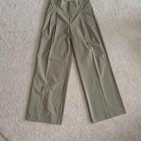 Grønn-grå dressbukse fra ZARA. Størrelse S-M