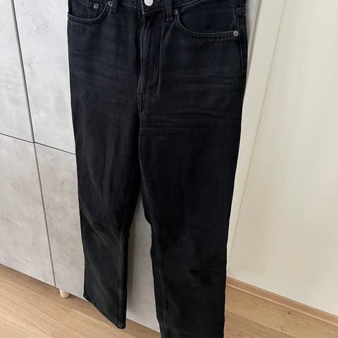Sorte Rowe jeans fra Weekday selges