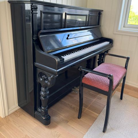 Piano med krakk gis bort