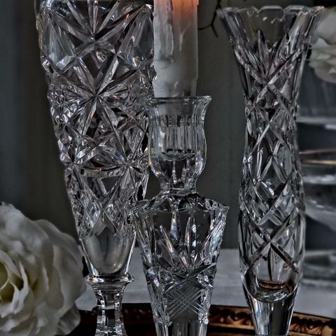 Flotte eldre krystall vaser , og lysestake  .