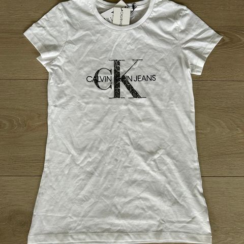 Calvin Klein T-skjorte str 16 år