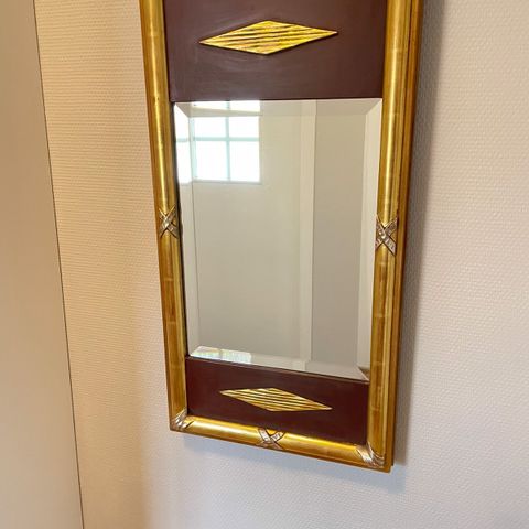 Nydelig fasettslipt speil med gullbelagt ramme og detaljer