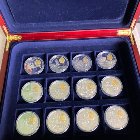 12 stk sølvmynter «De norske æresmedaljer 1999» i treboks